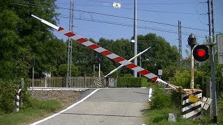 Spoorwegovergang Borgomanero I  Railroad crossing  Passaggio a livello [upl. by Larson]