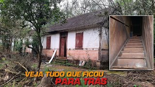 ABANDONARAM ÀS PRESSAS A CASA COM SÓTÃO SINISTRO [upl. by Trelu]