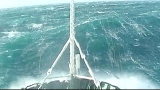 Un bateau remorqueur dans une tempête Force 12  Vague scélérate [upl. by Ahsoym144]