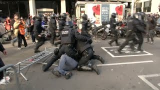 Barcelona Heridos y detenidos en los incidentes entre independentistas y los Mossos dEsquadra [upl. by Anael]