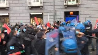 Napoli ancora scontri in piazza bombe carta contro la polizia [upl. by Wing754]