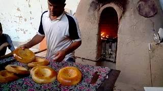 Usbekistan Reise Doku Brot backen im Lehmofen traditionell 1 [upl. by Noirb]