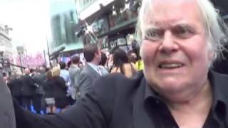 H R GIGER signs an Alien mask for charity  Prometheus world premiere London 31512 [upl. by Amieva]