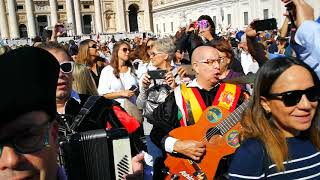 Plaza San PedroAudiencia Papagrupo Tuna España cantando para TV Vaticana [upl. by Gilud327]