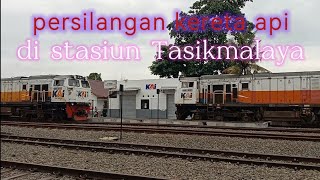 detik detik persilangan kereta api di stasiun Tasikmalaya  kereta argowilis  kereta turangga [upl. by Deering718]