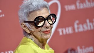 Addio a Iris Apfel icona della moda che ha lasciato il segno anche alla Casa Bianca [upl. by Leahciam]