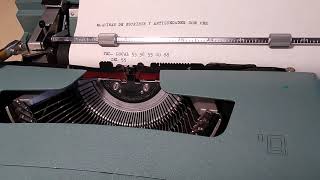 Máquina de escribir portátil OLIVETTI LETTERA 32 año1964 [upl. by Inimak]