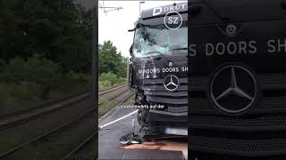 Lkw stößt in Dresden mit Straßenbahn zusammen [upl. by Towrey522]