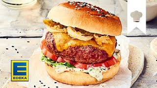 Cheeseburger Rezept  Burger vom Grill mit Cheddar amp gebackenen Zwiebelringen  EDEKA [upl. by Animsay]