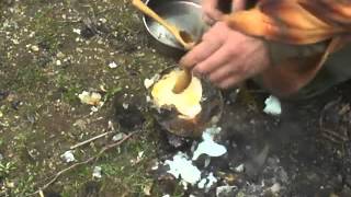 Ψήσιμο αυγού στρουθοκαμήλου σε βρύα Οstrich egg cooking in moss [upl. by Hsuk799]