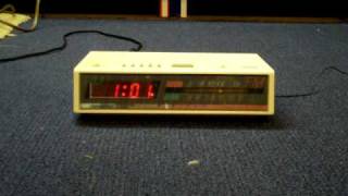 1980s Soundesign DIGITAL clock radio alarm and snooze operation [upl. by Sedda]