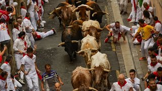 España  Miles de personas participan en el primer encierro de San Fermín en Pamplona [upl. by Nnylecyoj666]