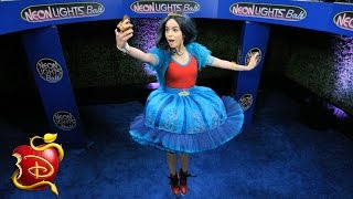 Evie  Jordans Blue Carpet Minute  Descendants Wicked World [upl. by Simdars]