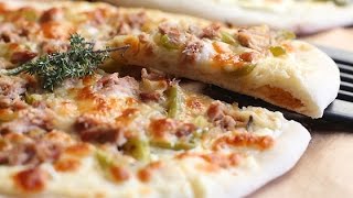 Pizza blanche facile  Easy white pizza  بيتزا سهلة بالصلصة البيضاء [upl. by Adnicaj]