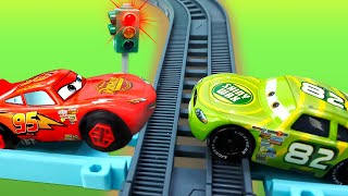 Vidéos avec jouets Cars Quatre Roues Flash McQueen enfreint le code de la route [upl. by Corrie]