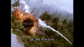 Bombardements Vietnam mars 1965 Napalm phosphore [upl. by Ydnamron696]