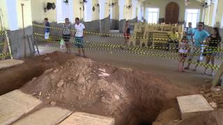 Descoberta de lápides em Igreja atrai fiéis para União [upl. by Toft237]