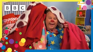 Mr Tumble Builds a Den  Mr Tumble and Friends [upl. by Mik]