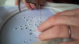 Broderie Anglaise réalisée en piqué libre English Embroidery [upl. by Alil]