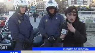 Dos policías salvan la vida a un suicida en Madrid [upl. by Johanna]