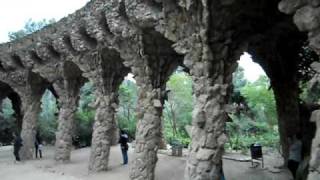 Pasadiso de columnas de piedra en el Parque Güell [upl. by Solita]