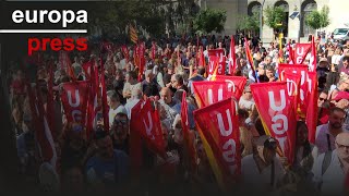 Unos 1500 sindicalistas se concentran ante Foment en Barcelona por la jornada laboral [upl. by Aneloc]