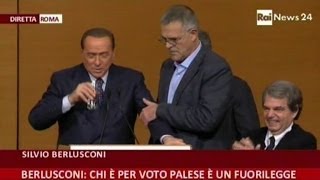 Malore per Berlusconi sul palco interviene il medico  VideoDoc [upl. by Letsyrc807]