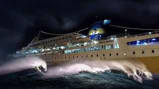 Traghetto nella tempesta mare spaventoso nella rada di Calvi Corsica [upl. by Adalheid]