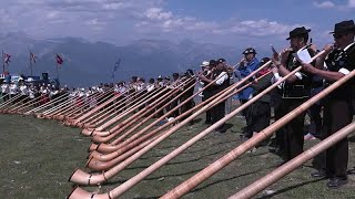 100 der besten der Welt beim AlphornFestival von Nendaz in der Schweiz [upl. by Zelikow]