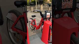 Bicicletas em Barcelona paga pelo app bicing turismobarcelona viajandoomundo trip españa short [upl. by Ahseket]