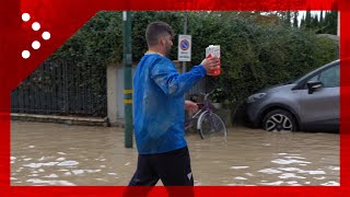 Alluvione Campi Bisenzio i viveri arrivano con i gommoni li portano gruppi di volontari [upl. by Drol392]