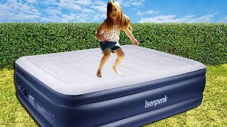 On fait les fous dehors  on saute sur un matelas gonflable ISENPENK comme sur un trampoline [upl. by Kendrah]