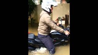 Pulsar 200 NS Test idle dan starter di dalam Banjir [upl. by Atima]