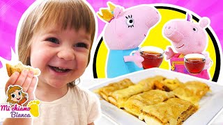 La bambina Bianca fa colazione con la famiglia di Peppa giocattolo Video per bambini in italiano [upl. by Dahlstrom]