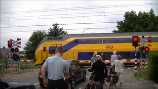 Spoorwegovergang Boxtel  Dutch railroad crossing [upl. by Arick303]