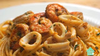 How to make Seafood Spaghetti aglio e olio 如何烹煮海鲜蒜香意大利面 [upl. by Nilloc]