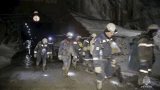 Rússia Esperança de resgatar 13 mineiros soterrados em mina de ouro é quase nula [upl. by Yerg813]