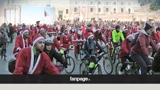 Babbi Natale invadono Roma la pedalata di solidarietà per le vie del centro [upl. by Naitsihc]