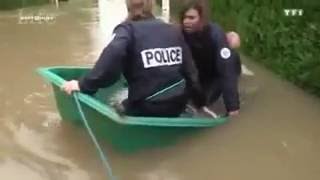 La Police des barques en mission après les inondations [upl. by Llevad]