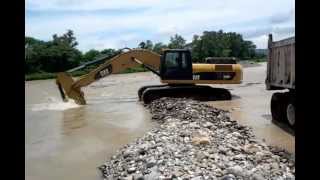 Excavadora Trabajando en Rio de banco de Grava [upl. by Idnahc147]