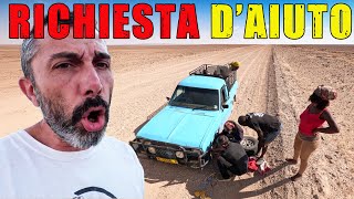 Emergenza NEL DESERTO 😵 Riparano la GOMMA con il CARTONE 👉 Africa Namibia ⚡️ Giro del MONDO in 4x4 [upl. by Oyek275]