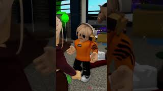 MALCRIÓ A SU HIJO Y PAGA LAS CONSECUENCIAS PARTE 2 shorts roblox [upl. by Mloc]