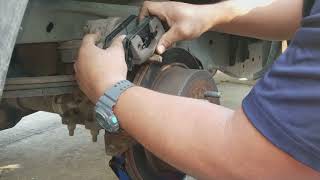 Como Cambiar Las Balatas Brake Pads De Una F150 Parte 2 [upl. by Yeldnarb]