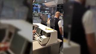 Addetto dellaeroporto Milano Malpensa aggredito a colpi di scarpa [upl. by Rehpatsirhc784]