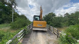 DETIKDETIK EXCAVATOR MINI SEBERANGI JEMBATAN KAYU PERBAIKN JALAN PEMUKIMAN TRANSMIGRASI SEPUNGGUR [upl. by Dahsar]