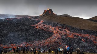 La erupción del volcán Fagradalsfjall en Islandia se convierte en una atracción turística [upl. by Reina]