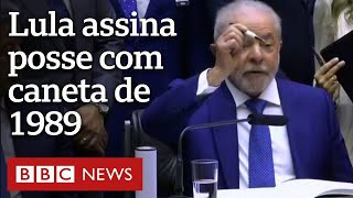 O momento em que Lula assina posse com caneta de eleitor [upl. by Jayne]