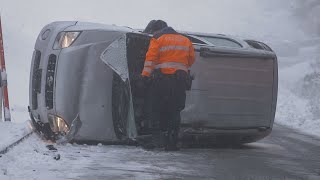 Ganterschwil SG Auto rutscht im Schnee von der Strasse [upl. by Glenn73]