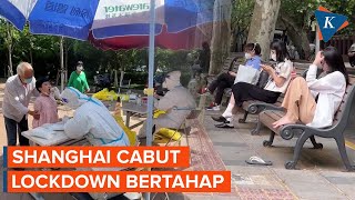 Shanghai Cabut Lockdown Transportasi Umum Kembali Beroperasi [upl. by Christen]