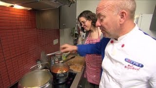 Witte bonen in tomatensaus  SOS Piet  VTM Koken [upl. by Onder538]